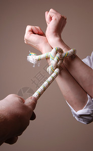 一个人用绳子牵着另一个人图片