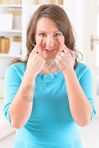 女人在眼下点做EFT情绪释放技术背景图片