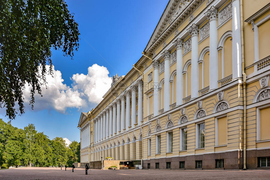 圣彼得堡著名的米哈伊罗夫斯基宫殿及其古图片