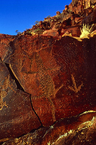澳大利亚中部的土著澳大利亚岩石雕刻它的历史可追溯至28图片