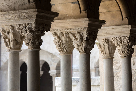 法国阿勒斯附近Montmajour修道院的柱子高清图片
