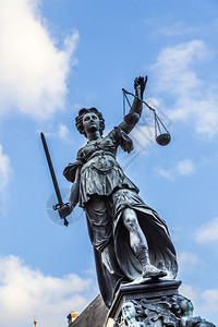 Justitia法官夫人在法兰克福Roemerberg广场的雕塑图片