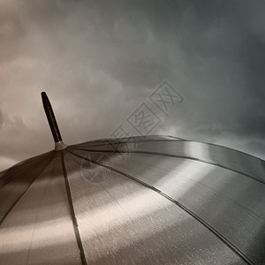 雨滴和厚云的伞顶图片