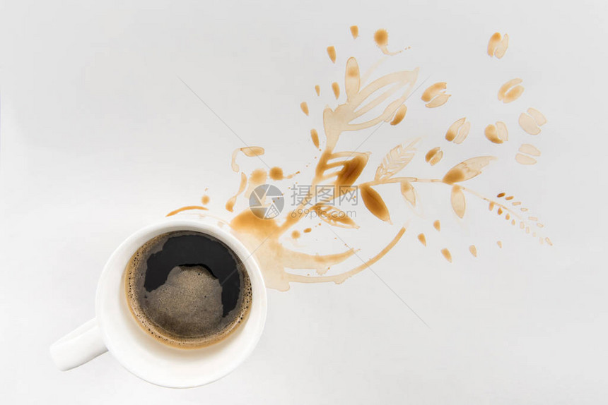 咖啡杯和灰色花形棕色污渍的顶部视图图片