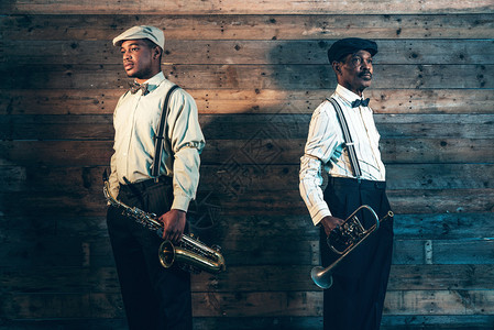 两个非洲爵士音乐家喇叭和萨克斯语站在老木墙图片