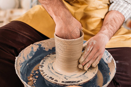 陶瓷器在陶瓷车轮上制造陶瓷图片