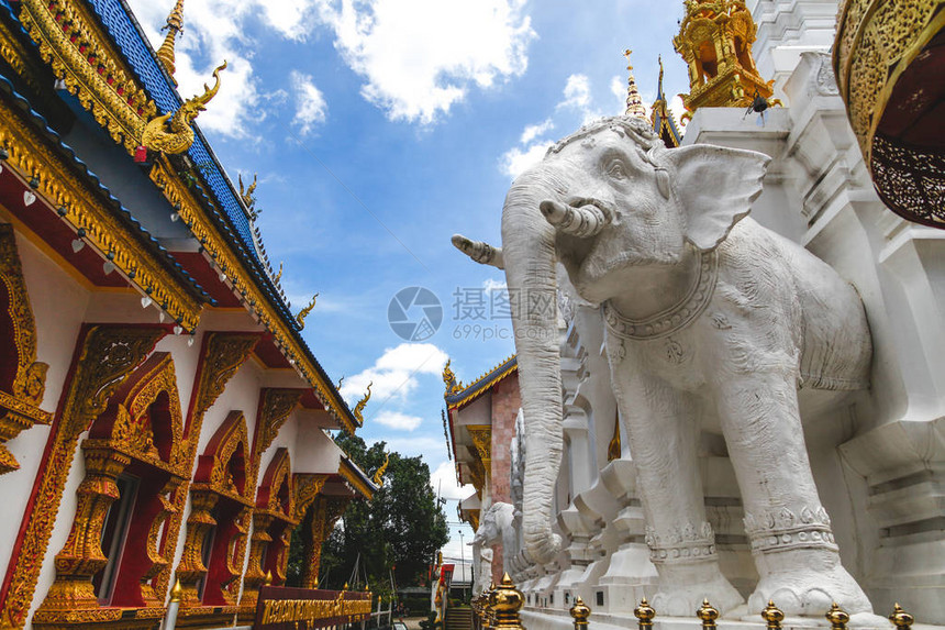 在泰国寺庙的美丽的白象雕塑图片