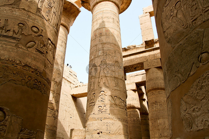 埃及卡纳克寺庙古老的废墟仔细观察盖在埃及古董象形图片