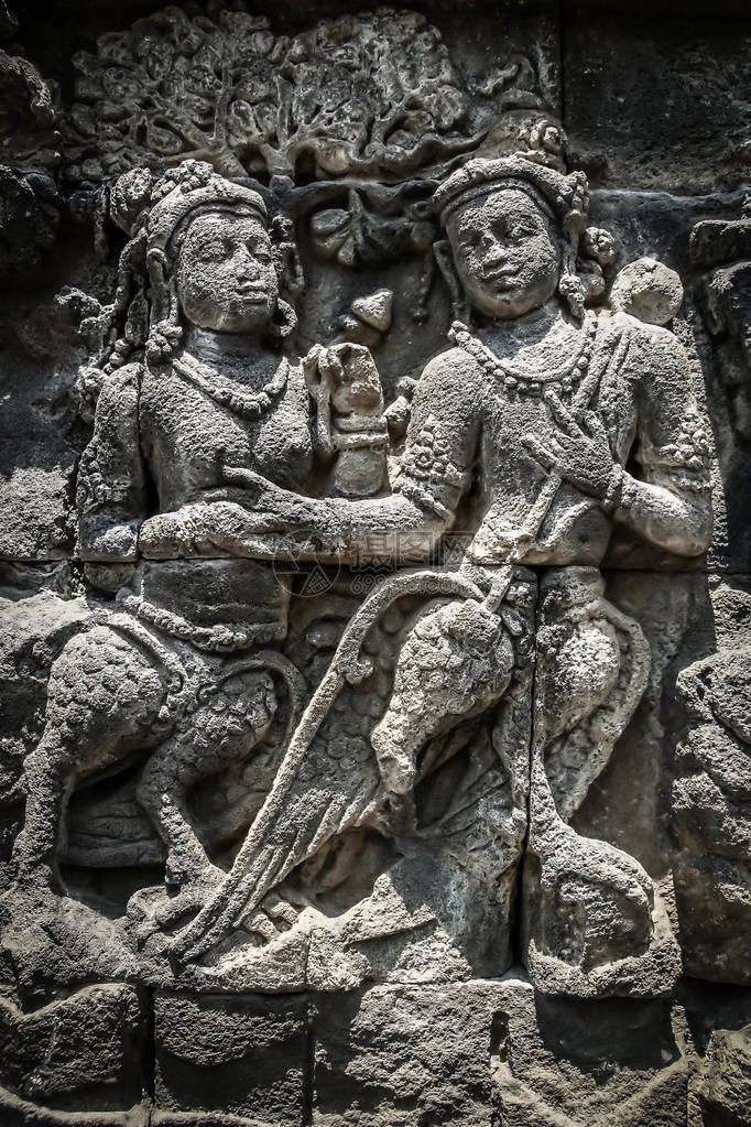印度尼西亚爪哇博罗布杜尔寺庙墙壁上的雕塑图片