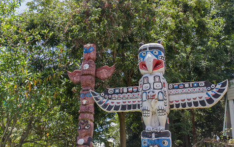 公园里的原住民鸟雕塑像图片