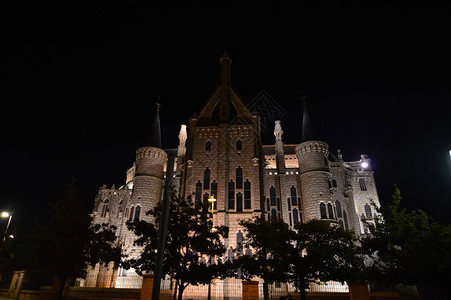 阿斯托加主教宫的美丽夜景图片