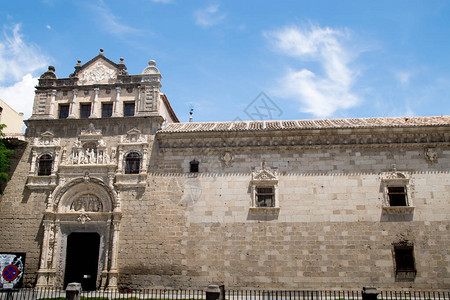 圣克鲁斯博物馆是16世纪在哥特教和西班牙复兴的结合下作为医院建造的图片