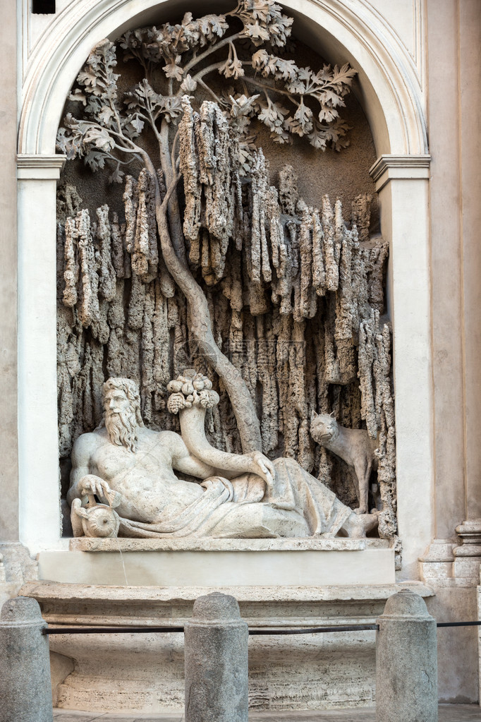 四个喷泉是意大利罗马的四个晚期文艺复兴喷泉一个喷泉的形图片