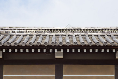 日本寺庙屋顶和墙壁的图片
