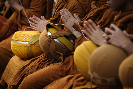 许多僧侣紧握手在人们给和尚图片
