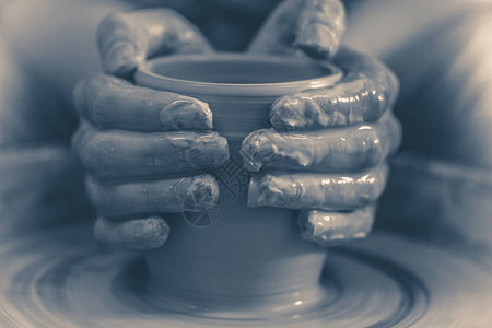 书橱里陶罐旧复古风格的照片创建白色粘土特写陶瓷产品车间里的雕塑家制作陶罐特写瓦罐大师插画