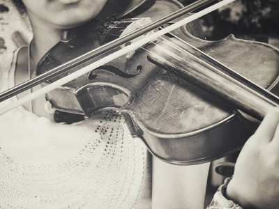 拉小提琴的女人的特写图片