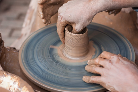 波特教人用一个转动的陶瓷轮图片