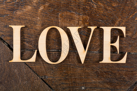 在旧木板上写成爱字的木文字母里面有您自图片