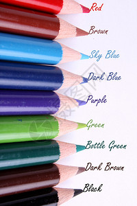 彩色的铅笔上面有颜色的名称图片
