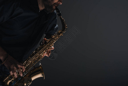 爵士乐手在黑色上演奏萨克斯管的短片图片