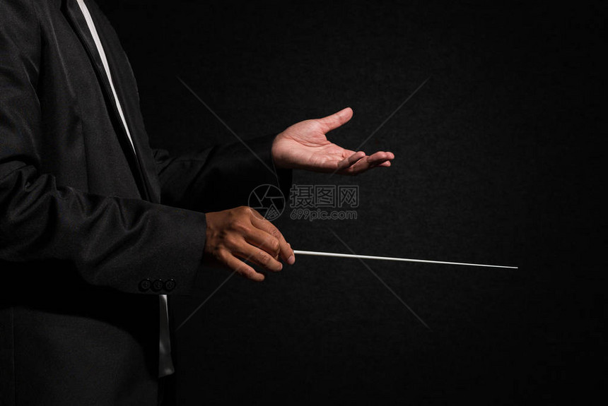 管弦指挥手音乐导演在黑暗背图片