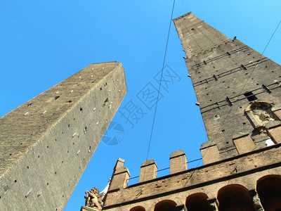 右边的Asinelli塔和左边的Garisenda倾斜塔图片