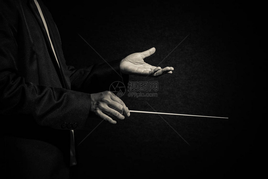 管弦指挥手音乐导演在黑暗背图片