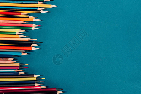 蓝色背景所分离的彩色铅笔构成图片
