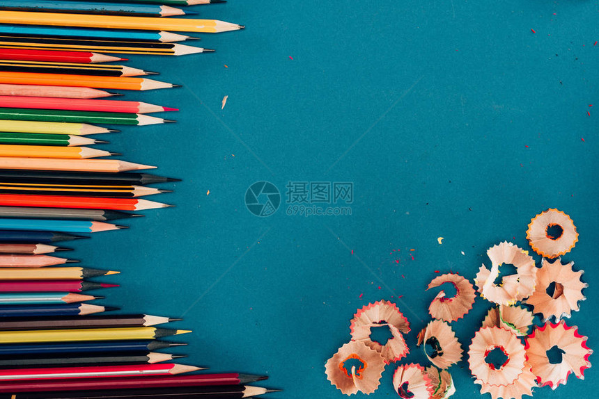 蓝色背景所分离的彩色铅笔和剪切的图片