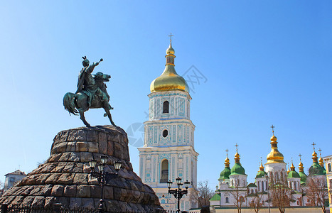 乌克兰基辅索菲亚广场的赫特曼博格丹赫梅尼茨基和圣索菲亚大教图片