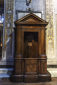 意大利罗马历史中心特拉斯特维尔圣塞西莉亚教堂的忏悔仪式图片