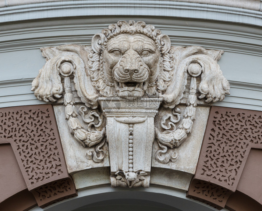 狮子头装饰在拱门上图片
