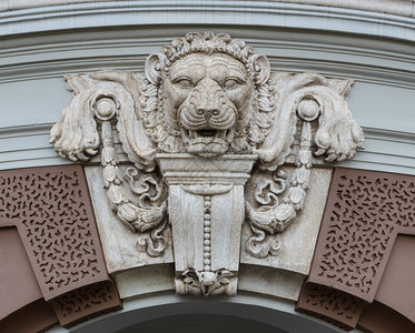 狮子头装饰在拱门上图片