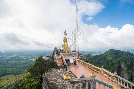 泰国虎穴寺阴天大金佛像侧视图背景