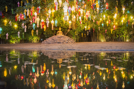 泰国北部清迈市水灯节期间潘道寺的背景图片