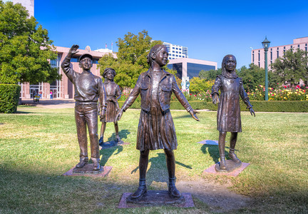 向德克萨斯州议会大厦地面上的德克萨斯儿童雕像致敬背景图片