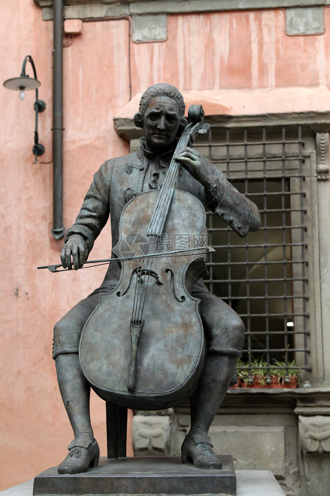 意大利卢卡Puccini的铜像靠近图片