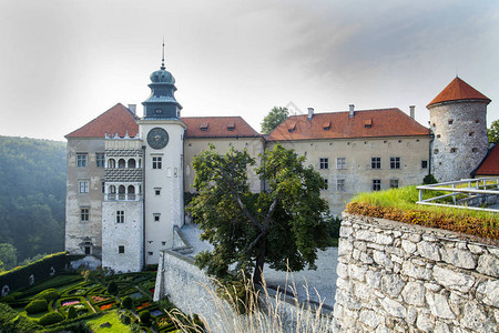 老鹰步道上Pieskowascala风景如画的城堡背景图片