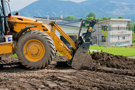 使用挖掘机JCB卡车或卡车等重型机械进行土方工程用重型机械改进土地总图片