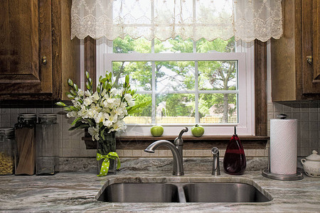 舒适的厨房窗户和水槽景观图片