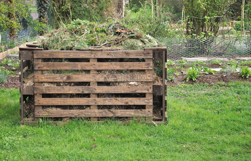 用于花园中有机废物的木制堆肥机图片