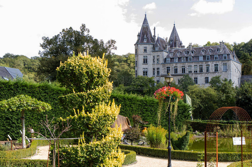 这张照片来自一个花园和一个城堡是在比利时的阿图片
