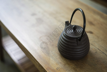 木桌上的传统日本红茶壶背景图片