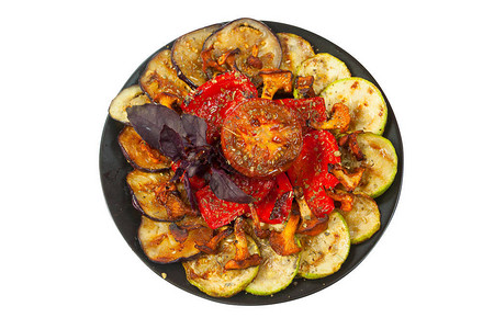 黑盘子上的美味烤蔬菜图片