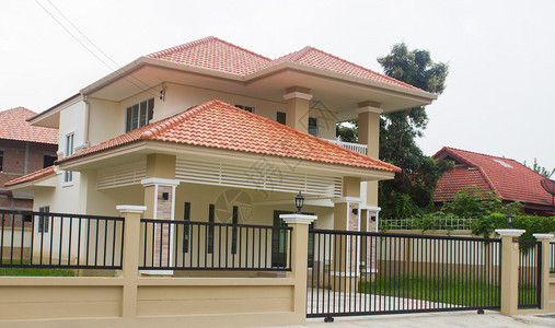 新亚洲风格两层米色住宅图片