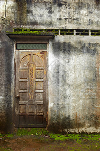老挝帕克塞农村的枯叶旧门图片