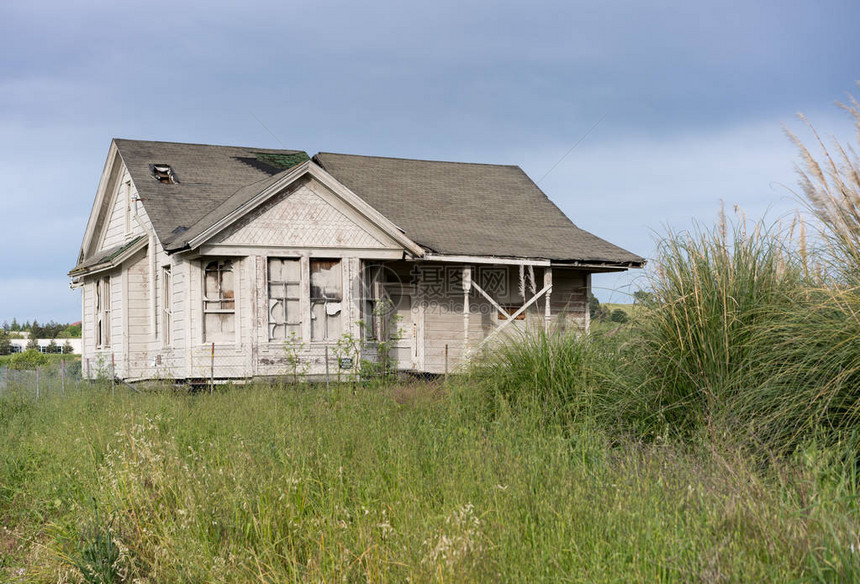 单间平房或家庭住宅被遗弃和杂草丛生需图片