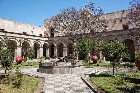位于秘鲁阿雷基帕的圣弗朗西斯科德阿西斯修道院的一个院子图片