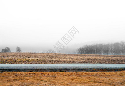 棕色田地和乡村公路的秋末图片